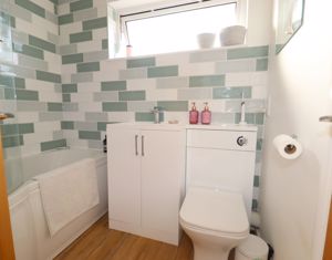 MAIN BATHROOM - click for photo gallery